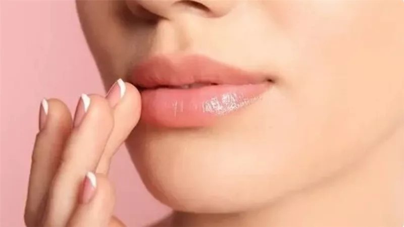 وصفات طبيعية لعلاج تشقق الشفاه وجفاف الجلد