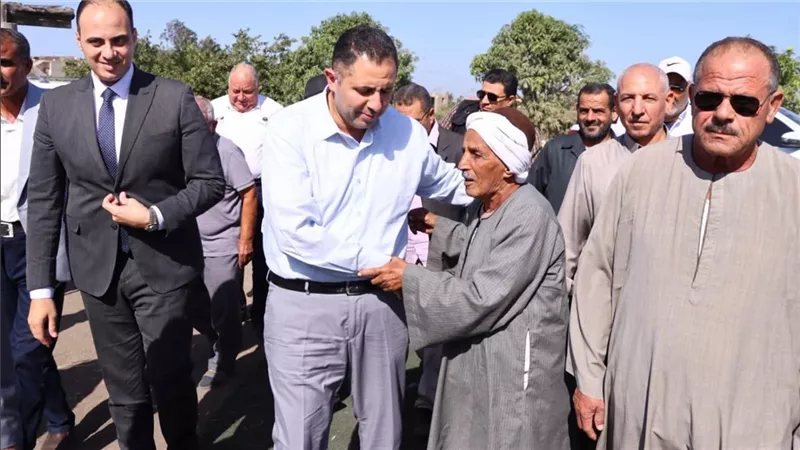 محافظ دمياط يشهد بدء موسم جني القطن بكفر سعد ويتفقد مجمع الخدمات الزراعية