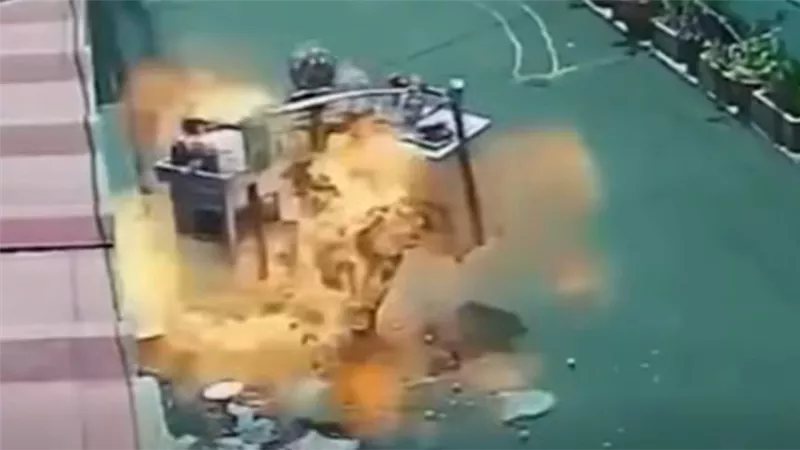 نجا من الموت بأعجوبة، لحظة انفجار أسطوانة غاز واشتعال النار في بائع متجول (فيديو)