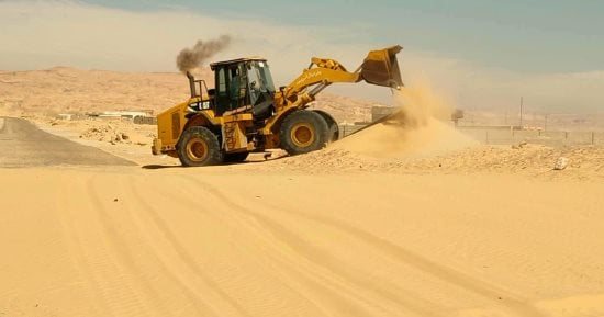 فتح الطرق وإزالة الرمال بمدخل تجمع أبو جعدة في رأس سدر لتيسير حركة الأهالي
