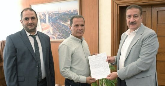 محافظ بورسعيد يوقع 6 عقود جديدة لـ6 مصانع بجنوب المحافظة.. صور