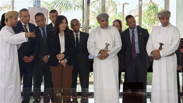 وزيرة الإسكان ونظيرها العُماني يتفقدان مركز التجربة والمبيعات بمدينة السلطان هيثم