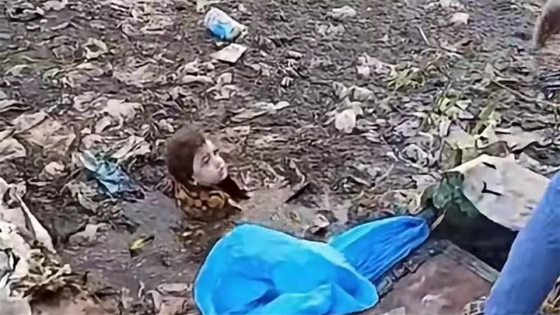 مشهد مؤلم، العثور على طفلة داخل رشاح أبو زعبل بالقليوبية والأهالي ينقذونها