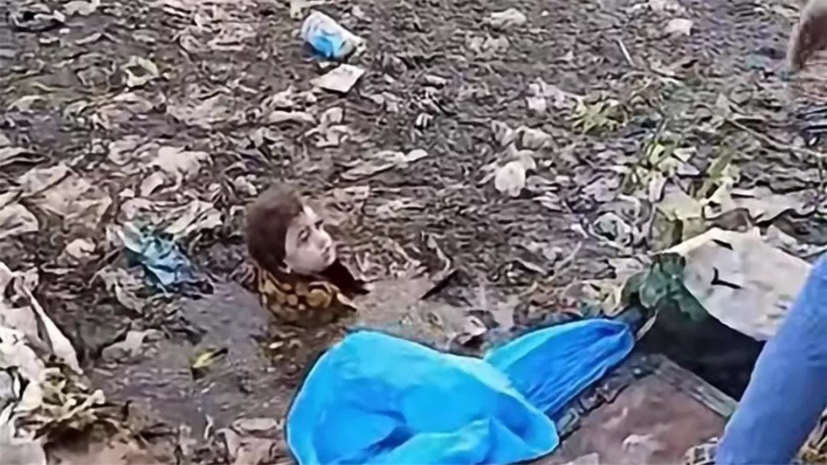 مشهد مؤلم، العثور على طفلة داخل رشاح أبو زعبل بالقليوبية والأهالي ينقذونها