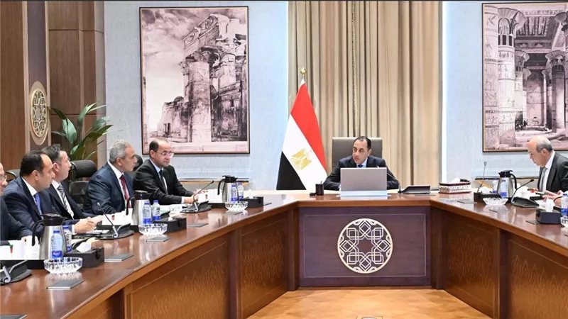 رئيس الوزراء يستعرض مقترحات لتطوير مطار العاصمة الجديدة والمنطقة المحيطة به