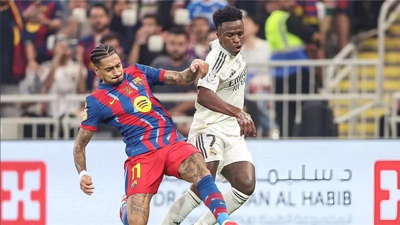 بين أبناء النادي والنجوم الجاهزة، تقرير يكشف اختلاف سياسة بناء الفريق بين برشلونة وريال مدريد