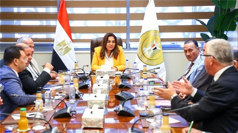 وزيرة التنمية المحلية تبحث 52 طلبا لنواب المنيا وقنا