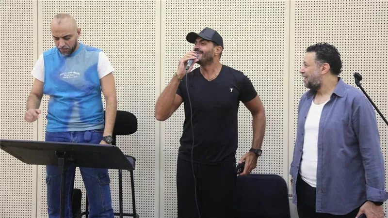 خالد سليم ينتهي من البروفات الخاصة بحفله في مهرجان الموسيقى العربية