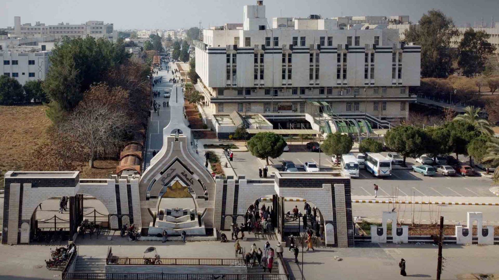 كف يد موظفين في جامعة حمص لانتسابهم إلى ميليشيات مسلحة فترة النظام البائد