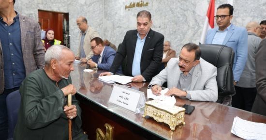 محافظ سوهاج يوجه بدراسة طلبات واحتياجات المواطنين فى اللقاء الجماهيرى