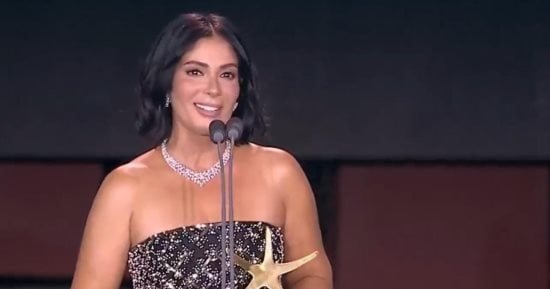 منح منى زكي جائزة الإنجاز الإبداعى بحفل افتتاح تاسع دورات مهرجان الجونة