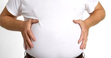 بينها الأكل ببطء..6 عادات صحية لتقليل الشعور بالانتفاخ بعد الأكل