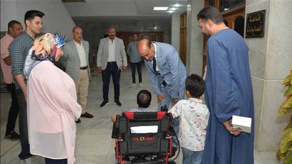 محافظ أسيوط يستجيب لطلب طفل من ذوي الهمم ويسلمه كرسيًا كهربائيًا متحركًا