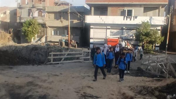 وصلوا المدرسة دون معاناة، تأمين ممشى أعلى ترعة لعبور "تلاميذ الماسورة" بالبحيرة (صور)