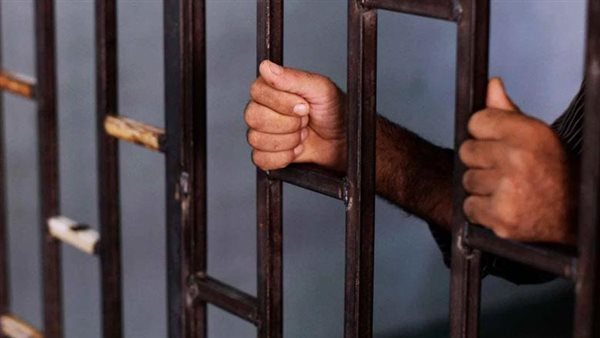 الشهود يكشفون تفاصيل صادمة في مقتل مواطن على يد نجله بالمطرية