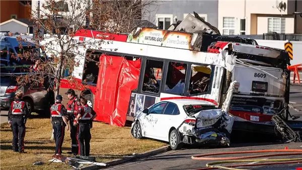 النار التهمت إحداهما، مصرع وإصابة 16 شخصا في تصادم حافلتين للنقل العام بكندا (فيديو)