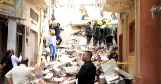 جهات التحقيق تعاين عقار حدائق القبة المنهار
