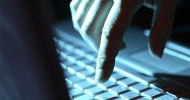 الشائعات الإلكترونية: هل يعاقب مشارك المنشورات الكاذبة؟