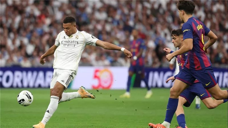تسريب اسم الحكم المرشح لإدارة الكلاسيكو بين برشلونة وريال مدريد