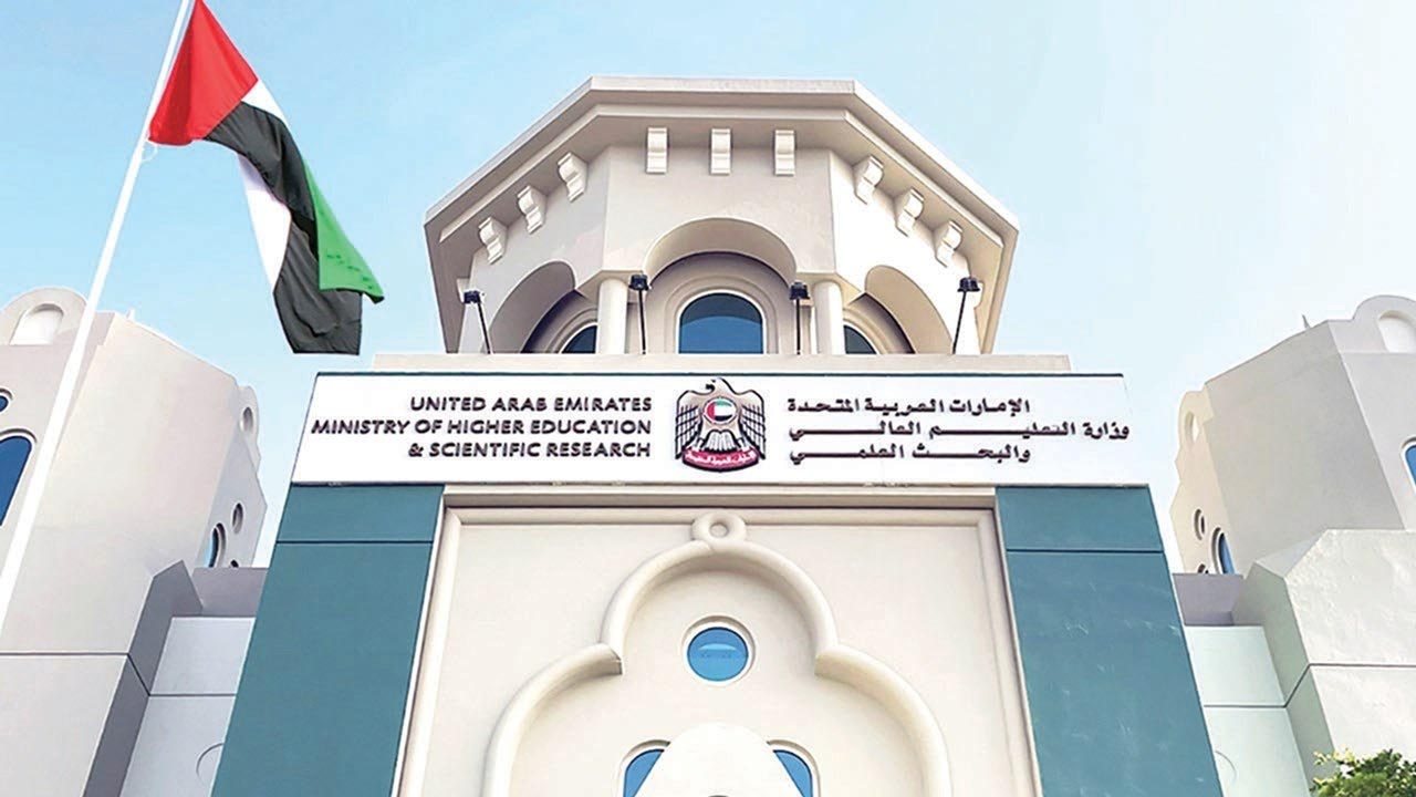 عقود عمل وإقامات شريحة من الخريجين السوريين في الإمارات مهددة بالتوقف .. ومناشدات بتدخل عاجل