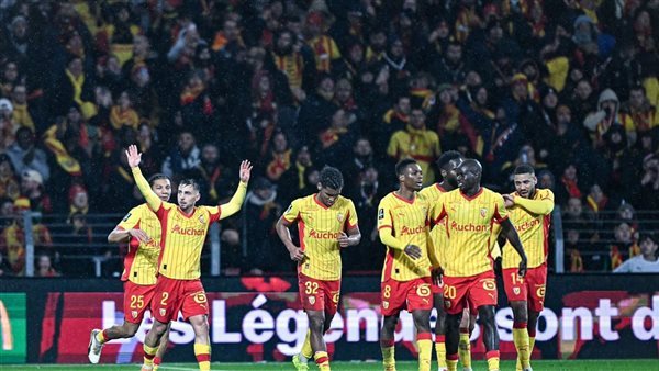 رغم الطرد، لانس يخطف فوزا غاليا من ليون في الدوري الفرنسي