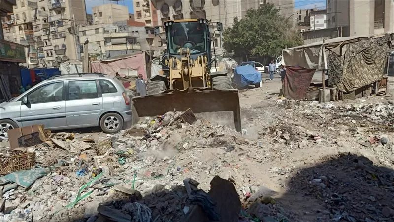 استجابة لشكاوى المواطنين، رفع مخلفات الهدم والبناء من شارع الجلاء بالمنصورة