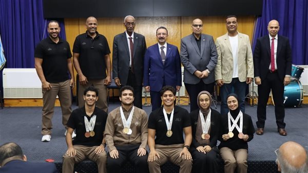 رئيس جامعة الإسكندرية يكرم الطلاب الفائزين في البطولات الجامعية