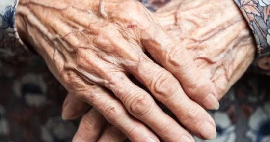 قانون رعاية المسنين يحدد عقوبة الحبس أو الغرمة لمن أهمل رعاية كبار السن