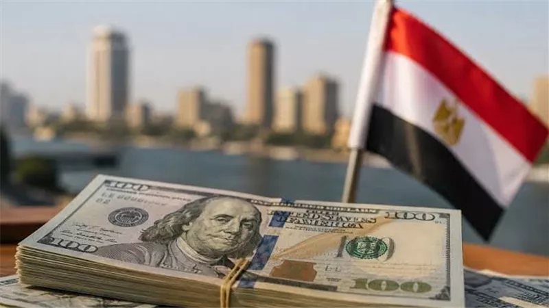 الدولار يقترب من حاجز الـ 60 جنيها في البنوك وخبير يكشف الأسباب
