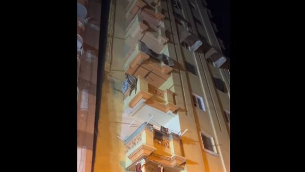"ربنا يستر"، ميل عقار الإسكندرية يثير المخاوف والأهالي يحذرون من كارثة جديدة في الحضرة (فيديو)