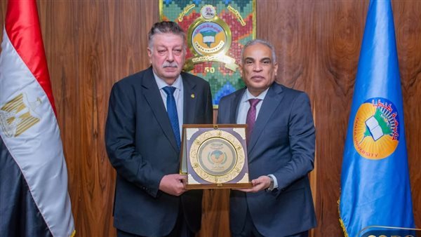 مجلس جامعة طنطا يكرّم الدكتور حسن التطاوي تقديرًا لمسيرته وإسهاماته في تطوير المستشفيات الجامعية
