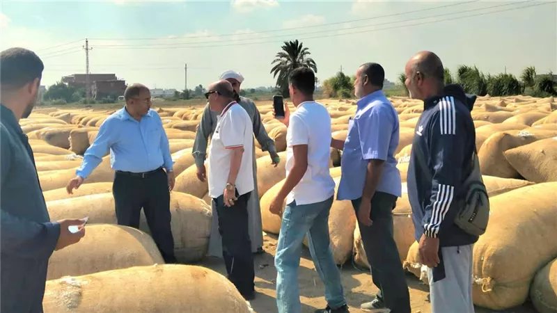 وكيل وزارة الزراعة بالإسماعيلية يتفقد مركز تجميع القطن بالبياضية لتخفيف الأعباء عن المزارعين