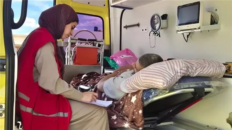 من العلاج إلى الدعم النفسي، الهلال الأحمر يواصل مساندة الفلسطينيين بمعبر رفح