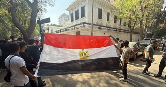 بعلم مصر ولا للإرهاب.. تزايد المشاركين فى الوقفة الاحتجاجية أمام السفارة الهولندية