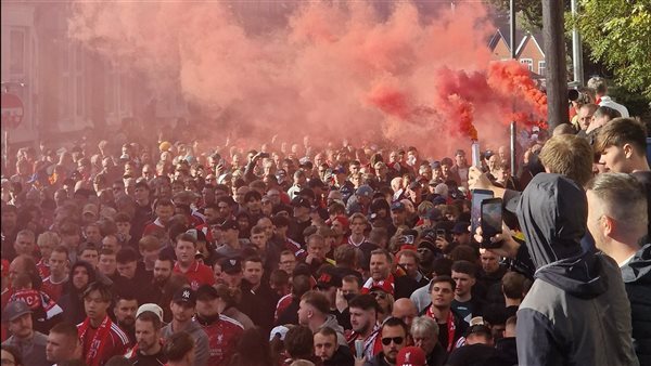 الشرطة الانجليزية تمنع التشابك بين جماهير ليفربول ومانشستر سيتي قبل لقاء القمة بالبريميرليج (صور)