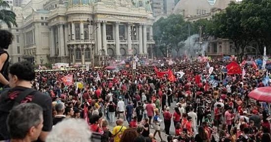 الآلاف يتظاهرون في البرازيل ضد فلافيو بولسونارو بسبب الانتخابات.. فيديو