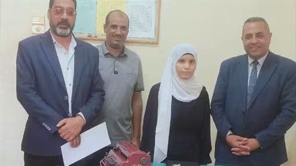 وكيل التعليم بإدارة قنا التعليمية يتفقد مدارس النور للمكفوفين