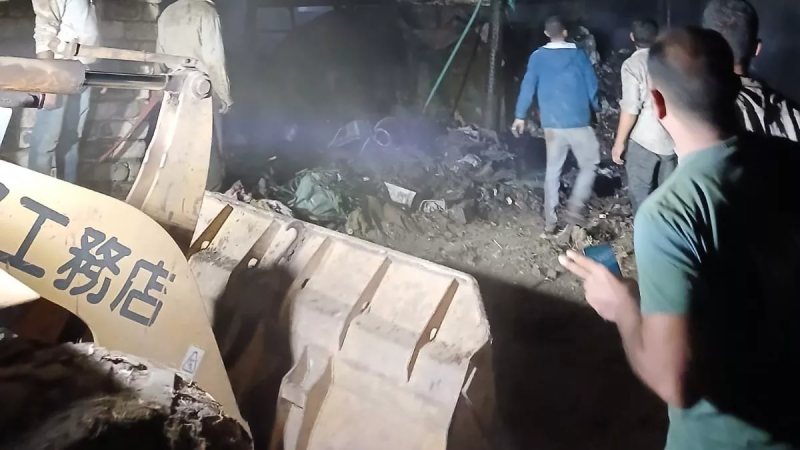 تحولت إلى كتلة فحم، بدء أعمال التبريد بموقع حريق كسارة البلاستيك بطوخ (صور)