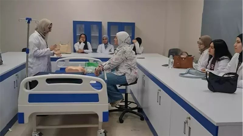قبل التعامل مع المرضى، جامعة الإسماعيلية الجديدة الأهلية تدرب طلاب الطب على المهارات السريرية
