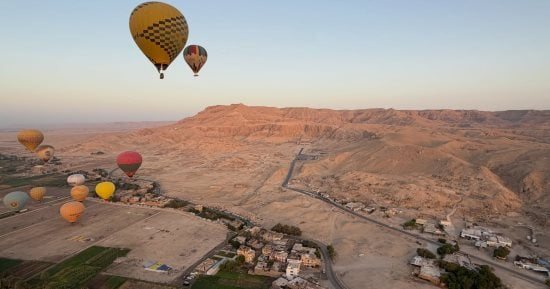 بهجة الأفواج السياحية على متن البالون الطائر بتحليق 32 رحلة تقل حوالى 1000 سائح.. صور