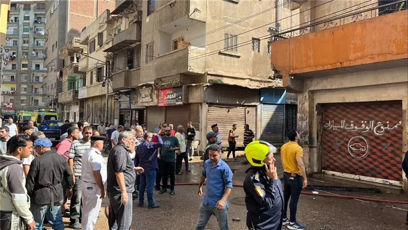 لجنة هندسية لمعاينة عقار شارع الكامب المحترق بالمنصورة وتحديد مدى تأثره