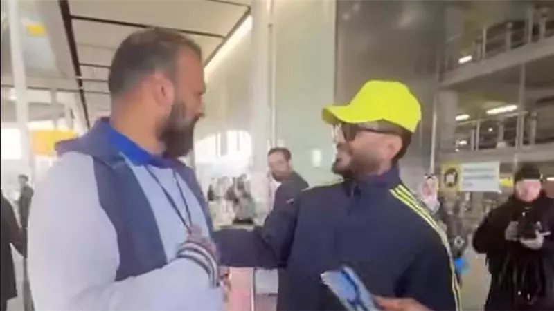 تامر حسني يصل إلى إنجلترا لإحياء حفل في لندن السبت المقبل (فيديو)