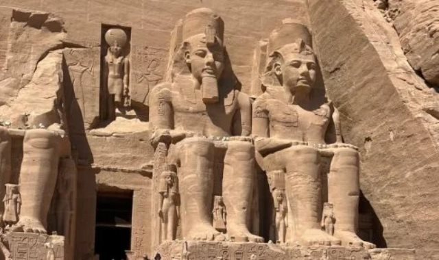 إضاءة بانورامية لمعبدي أبوسمبل استعدادًا لتعامد الشمس.. صور