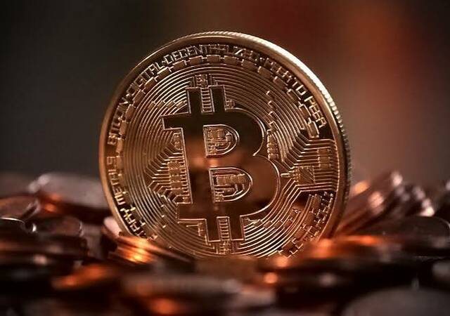 "بيتكوين" ترتفع لـ84,000 دولار بعد مكاسب قوية في الربع الثالث