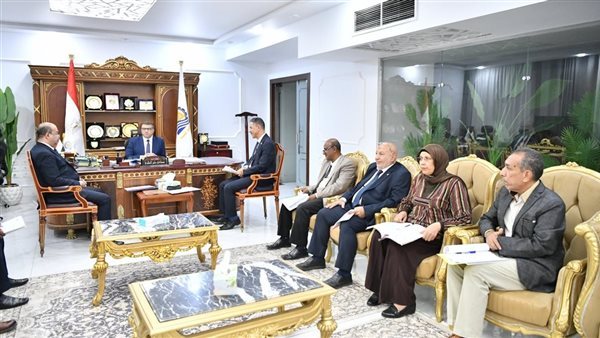 محافظ قنا يوافق على مشروعات استثمارية جديدة بالمنطقة الحرة بقفط (صور)