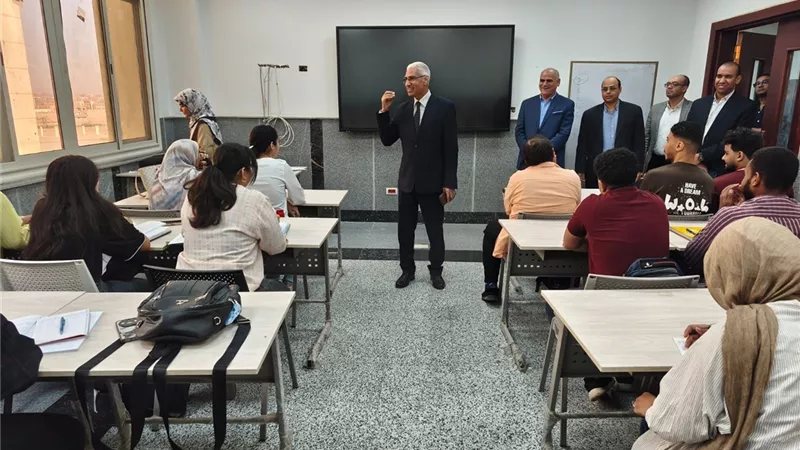 رئيس جامعة جنوب الوادي الأهلية يتفقد مبنى العلوم الإنسانية ويتابع انتظام الدراسة