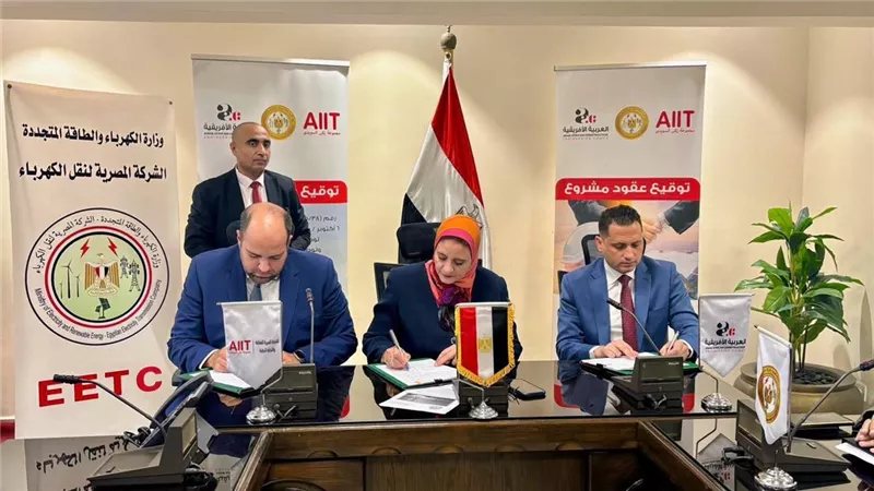الكهرباء توقع عقدين لإنشاء خطوط نقل بجهد 500 كيلو فولت لدعم مشروعات الطاقة المتجددة