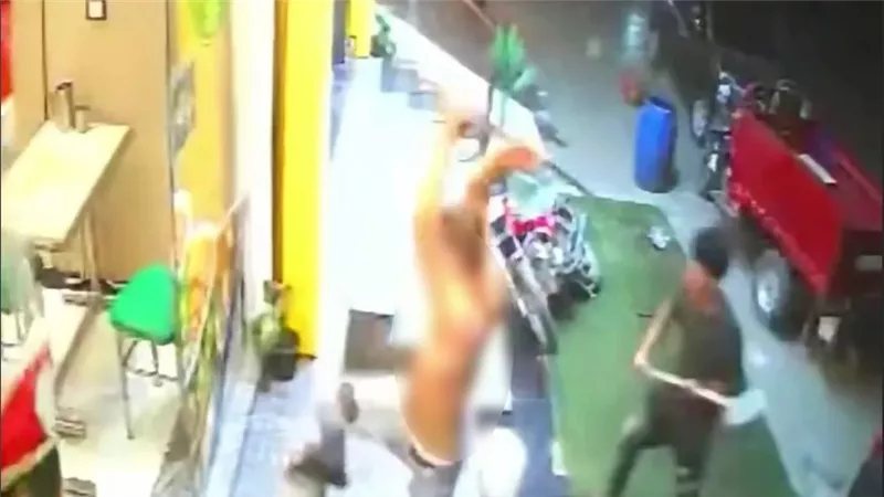 محاولة اقتحام محل كشري شهير بطلخا وتحطيم الواجهة، فيديو يكشف تفاصيل المشاجرة (صور)