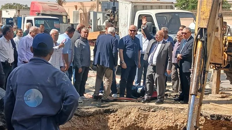 رئيس «القابضة للمياه» يتابع ميدانيا إصلاح كسر خط مياه قطر 1200 مم بزهراء المعادي