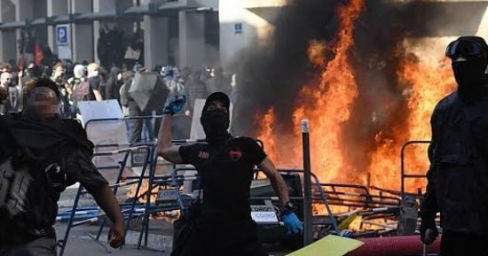 محتجون يقتحمون مقر بلدية مدينة مرسيليا جنوبى فرنسا وتوقيف 166 شخصا